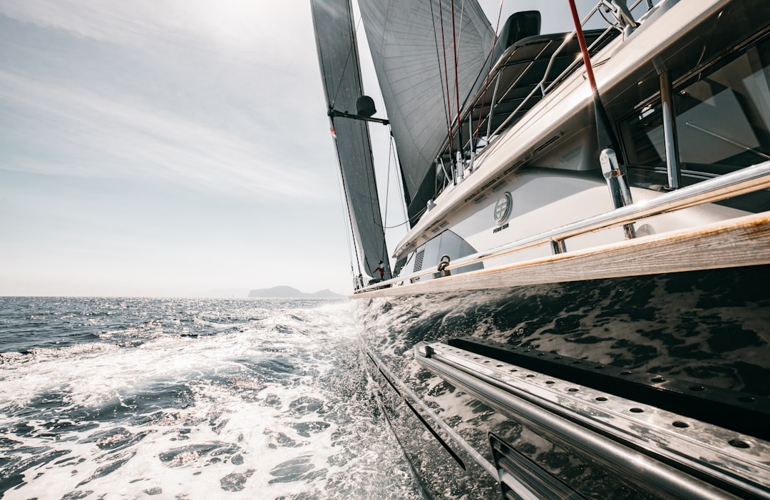 Oplev Spændingen ved Match Race: Teambuilding til Vand